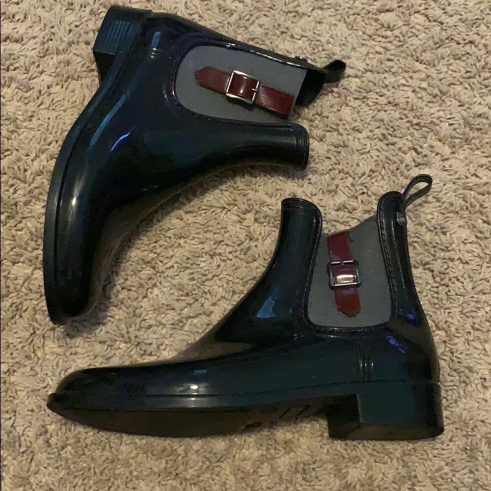 Short rain boots